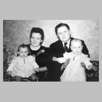 041-1007 Das Ehepaar Emmi, geb. Liedke und Karl Drachenberg mit ihrem Zwillingspaar Ingrid und Regina im  Maerz 1954.JPG